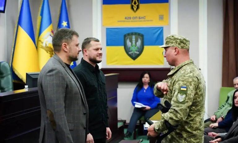 Від фронту до тилу: на Київщині вручили почесні відзнаки захисникам, медикам, енергетикам і педагогам