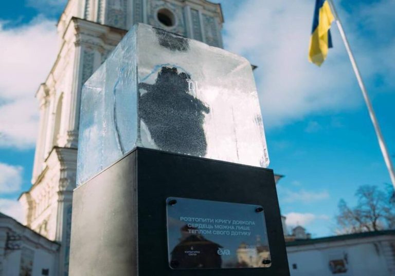Крижане серце біля головної ялинки в центрі Києва — інсталяція про біль війни та силу людського тепла