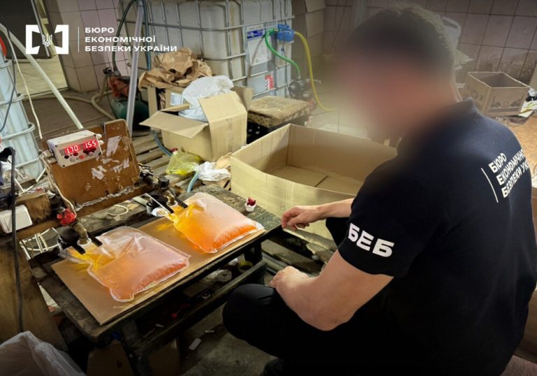 Фальсифіковані напої на 2,5 млн грн: на Київщині засудили чоловіка за нелегальне виготовлення відомих брендів