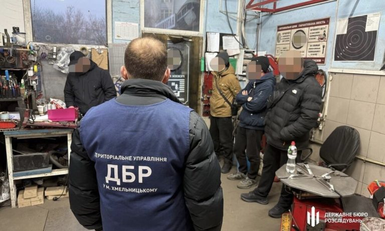 ДБР викрило мільйонну схему на Київщині — командири військової частини відправляли бійців ремонтувати авто на приватні СТО