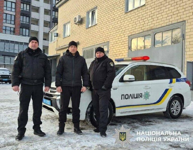 У годину пік київські поліцейські врятували матір і немовля
