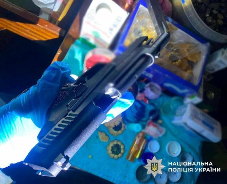 Київські поліцейські затримали нетверезого, який погрожував пістолетом у супермаркеті