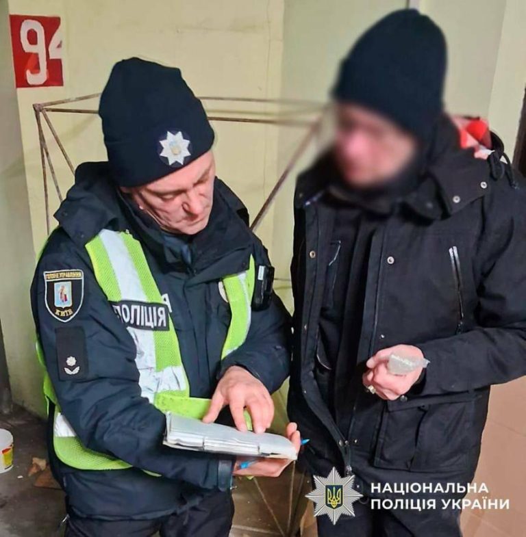Охоронець заблокував доступ до підземного паркінгу в Києві, перетворивши укриття на пастку
