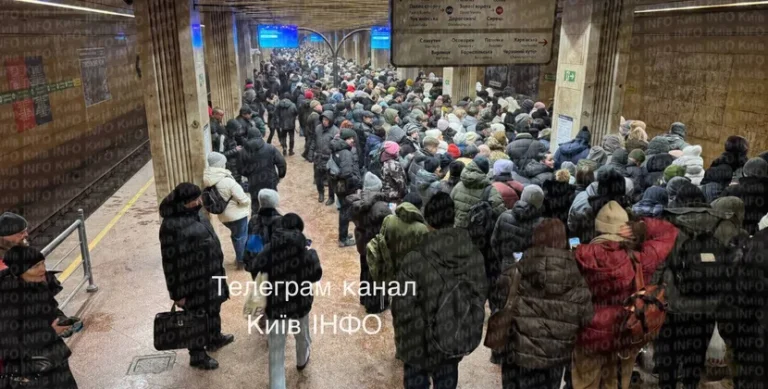 Рух метро в Києві зупинився — пасажири заблоковані на станціях