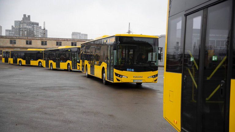 Електротранспорт на лівому березі Києва зупинився — автобуси взяли на себе рух