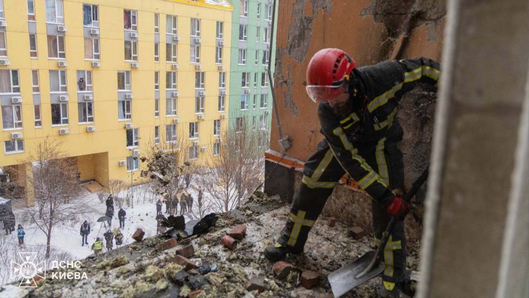 Рятувальні служби завершили відновлення після ворожого обстрілу Києва