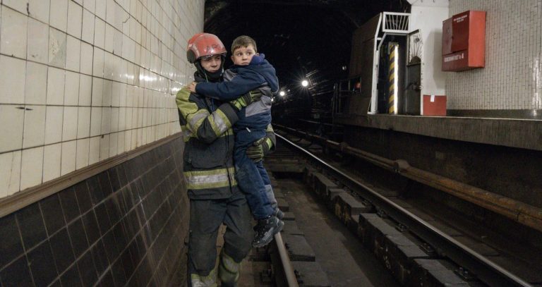 Під час аварійної зупинки київського метро рятувальники евакуювали майже 500 пасажирів
