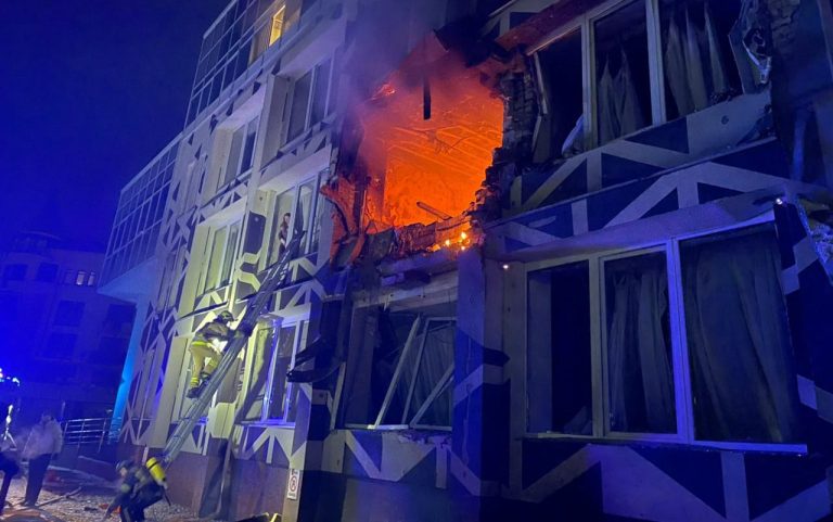 Дрон влучив у приватну клініку в Києві — одна особа загинула, кілька поранених