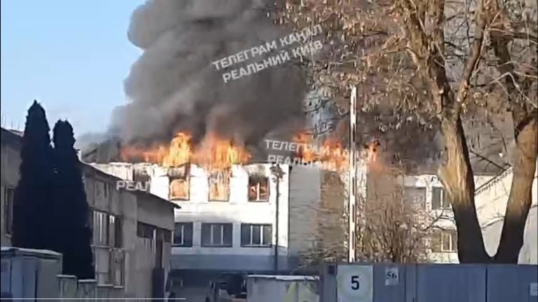 Зранку в Солом’янському районі Києва виникла масштабна пожежа на складі