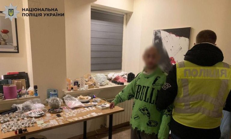 У Києві затримали наркоторговця: новорічна ялинка приховувала психотропи й кілограм канабісу