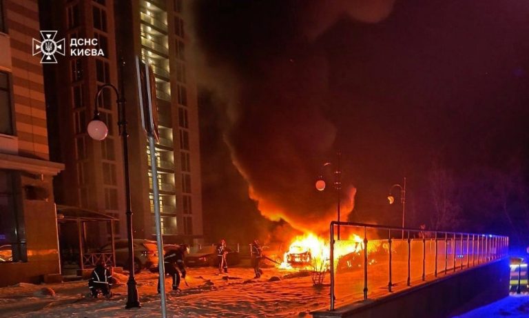 Ранкова пожежа в Печерському районі Києва: Porsche загорівся, полум’я перекинулося на Range Rover