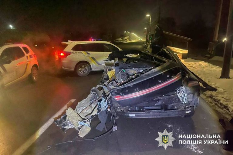 Нічна ДТП на Кільцевій у Києві: внаслідок лобового зіткнення з вантажівкою загинув водій легковика