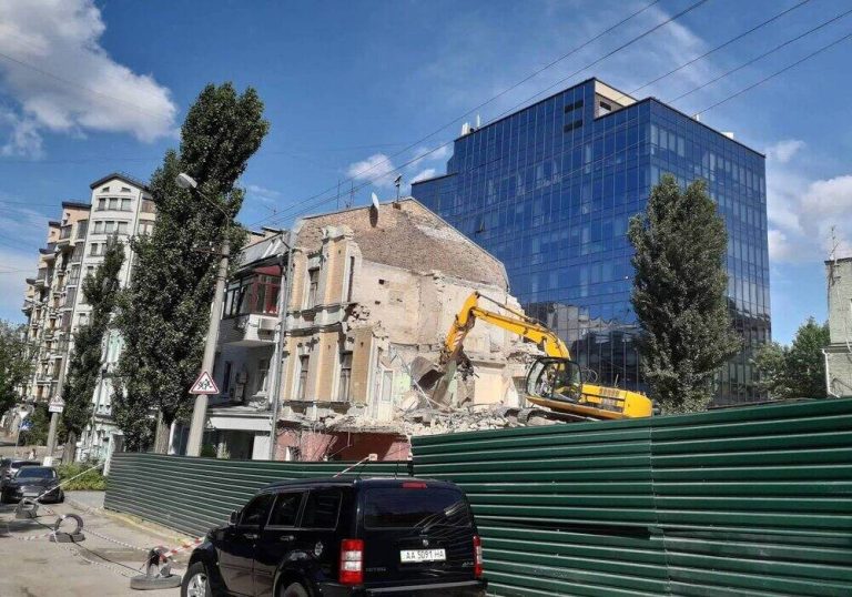 Флігелі Носача під загрозою знесення: прокуратура Києва оскаржує відмову в арешті історичної ділянки