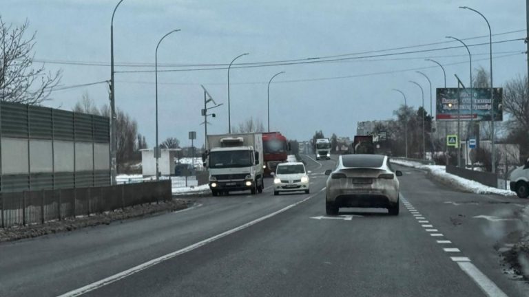 За даними КОВА, на автошляхах Київщини задіяні 169 снігоприбиральних машин і 225 працівників