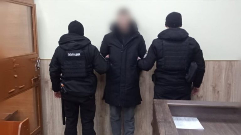 Поліція Київщини затримала 27-річного чоловіка за знущання над двома малолітніми