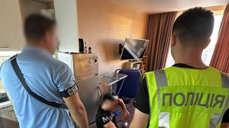 У Києві судитимуть організатора схеми платного виїзду за кордон за 20 тисяч доларів