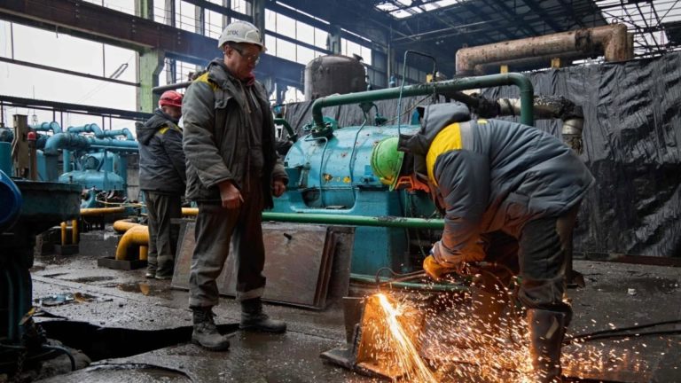 У Києві відкривають безкоштовні курси для сантехніків і зварювальників