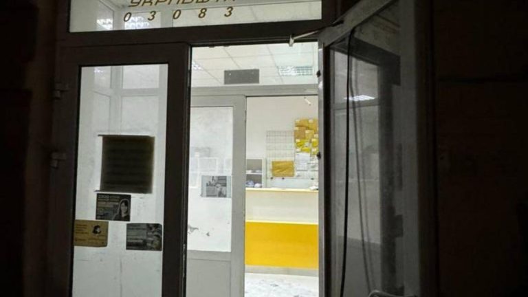 У Києві на судовий розгляд передали юнака, підозрюваного в підпалі відділення Укрпошти
