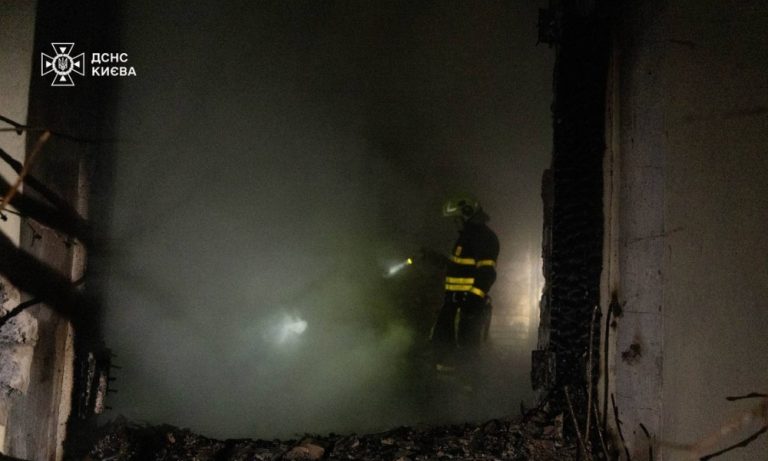 Ранкова пожежа в Києві: полум’я охопило 150 кв. м приватного будинку, загинув чоловік