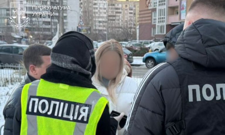 У Києві за $3000 затримали посадовця комунального підприємства та посередницю, підозрюваних у забезпеченні «перемоги» на аукціоні
