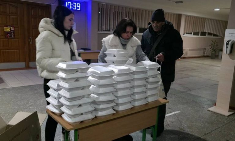 У Голосіївському районі Києва продовжують видавати мешканцям гарячі обіди