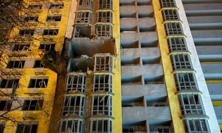 Після масованого удару по Києву 800 тисяч людей залишилися без електропостачання, є загиблий