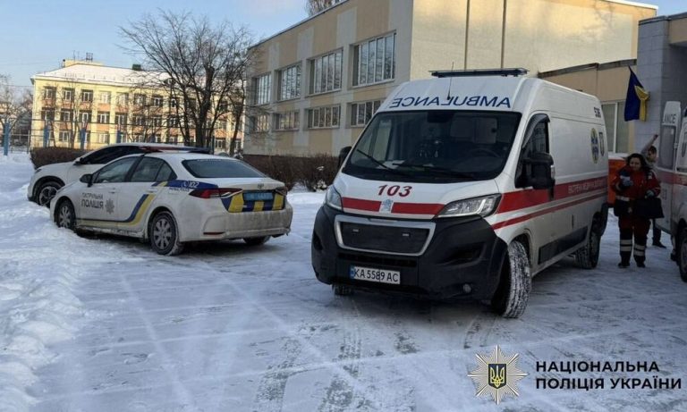 У київській школі під час уроку школяр напав ножем на вчительку та однокласника