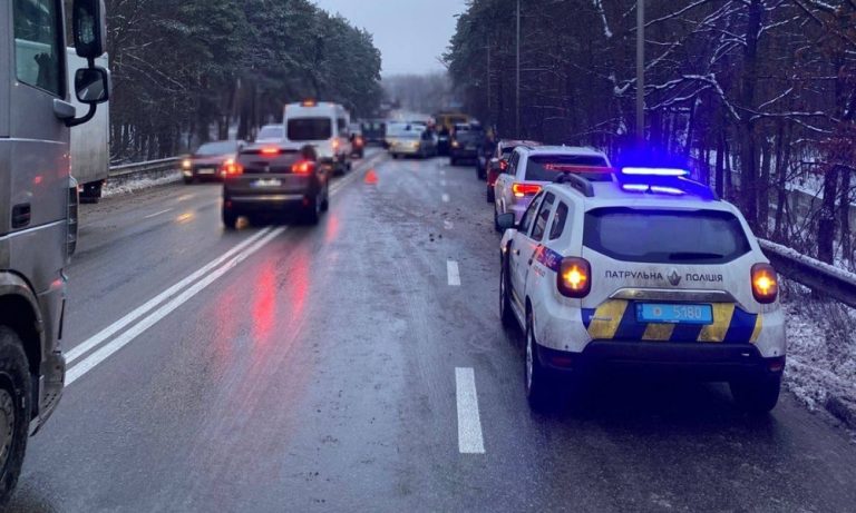 На Дніпроводській у Києві масштабна ДТП із 13 авто перекрила рух, організовано об’їзд