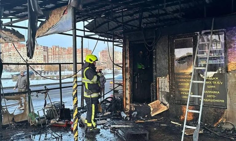 У Дніпровському районі Києва спалахнув генератор, полум’я перекинулося на шиномонтаж