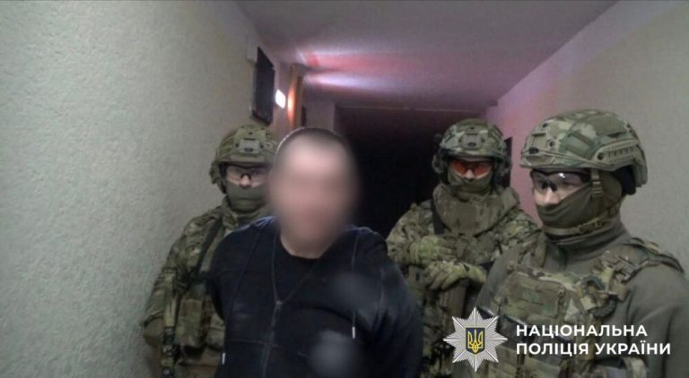 На Київщині затримали підозрюваного у замаху на вбивство: двічі вистрілив у голову біля під’їзду