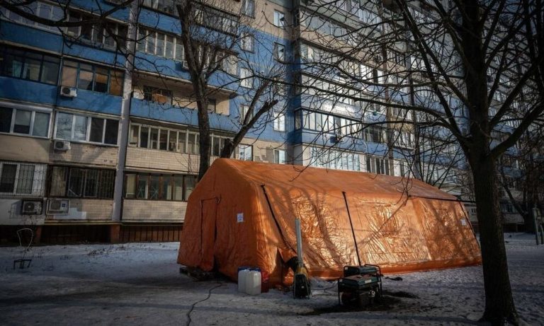 У Києві через сильні морози та обстріли житлові квартали переводять на потужні резервні генератори