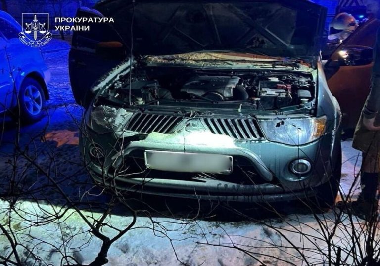 У Києві повідомили про підозру чоловіку, який за 1500 дол. підпалив автівку військового і знімав це на телефон