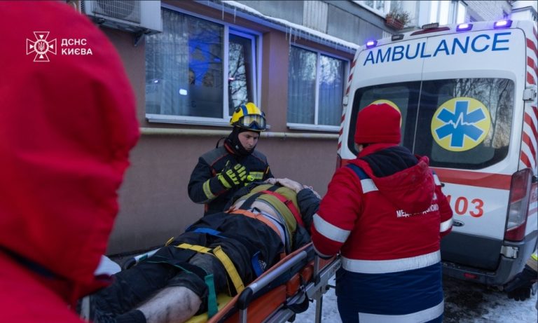 У Шевченківському районі Києва під час відключення електроенергії чоловік упав у шахту ліфта