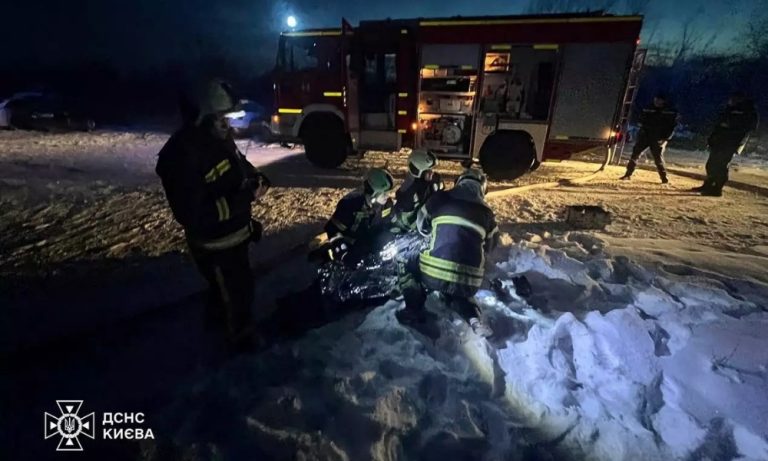 Рятувальники винесли чоловіка з палаючої квартири в Солом’янському районі Києва