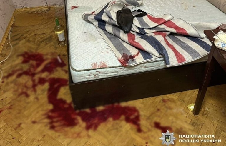 У Києві після застілля жінка нанесла співмешканцю чотири ножові поранення й лягла спати