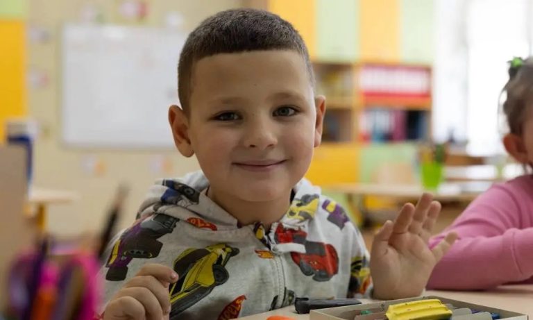 На Київщині 140 тисяч учнів повернулися до шкіл завдяки теплу, світлу та генераторам