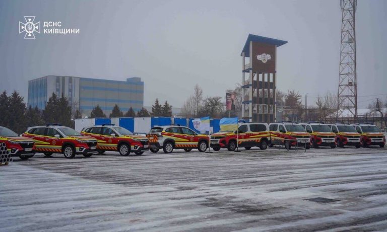 У Вишневому відзначили рятувальників Київщини й передали їм нові спецавтомобілі для порятунку життя