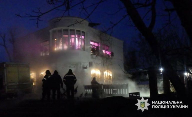 У Києві дівчину ошпарило окропом у ямі на тротуарі, постраждала з опіками