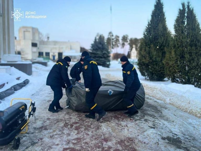 Київщина у темряві після удару дронів: рятувальники евакуюють і відновлюють інфраструктуру