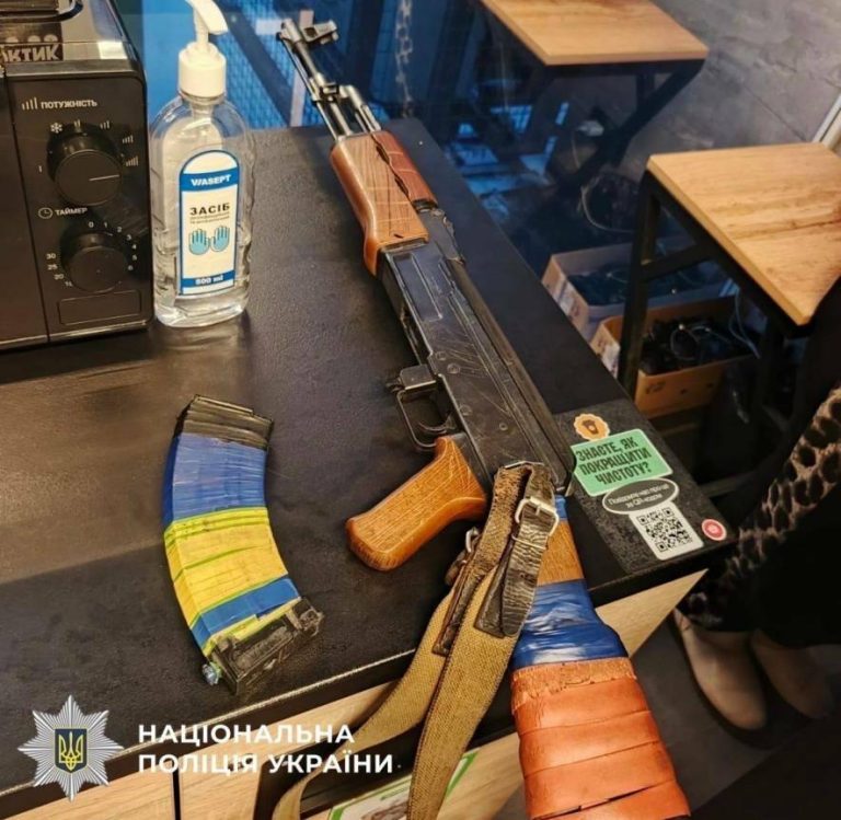 У київському магазині виявили чоловіка з автоматичною зброєю — поліція втрутилася
