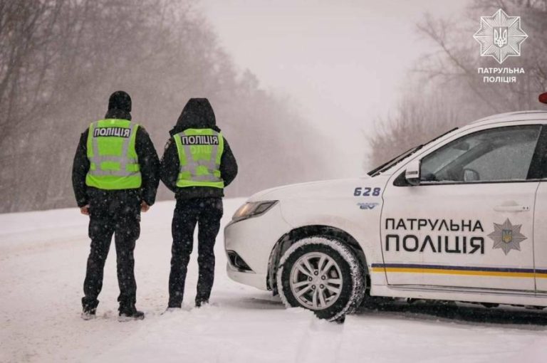 Снігова пастка в Києві — ранкові аварії та ожеледиця паралізують дороги