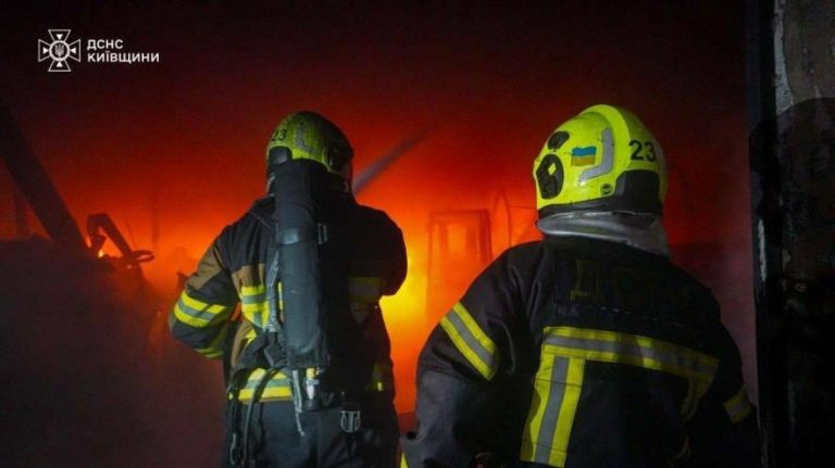 На Київщині ліквідовано масштабне загоряння на складі з небезпечними речовинами