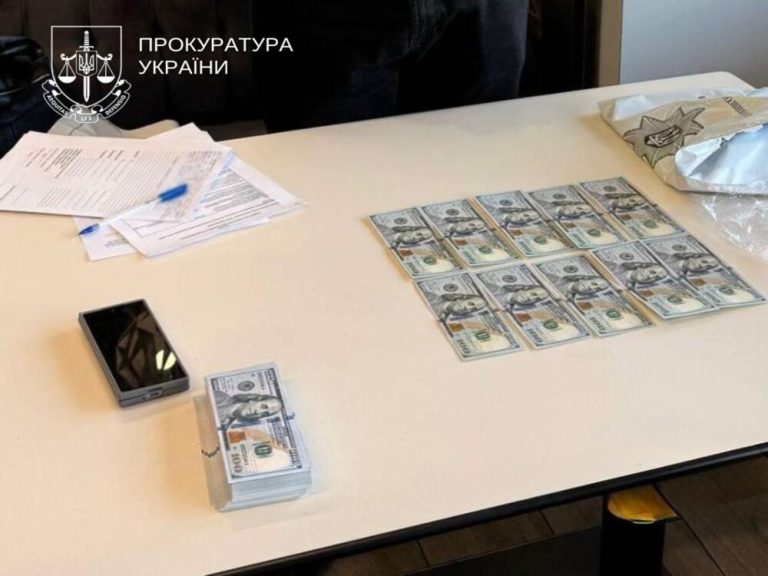 У Києві судитимуть адвоката, якому інкримінують спробу зняти клієнта з військового обліку за $25 тисяч