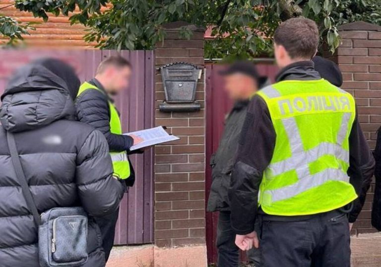 Ексочільників «Київзеленбуду» судитимуть у Києві за розтрату майже 5 млн грн, виділених на боротьбу з амброзією
