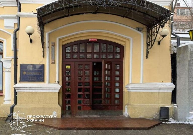 У Києві дівчина упала в яму з окропом — керівнику КП «Київтеплокомуненерго» оголошено підозру