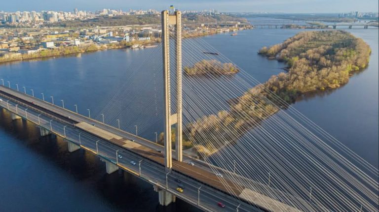 У Києві рух Південного мосту обмежено до кінця зими