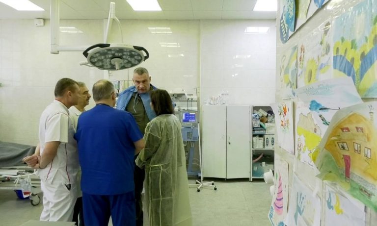 Київська опорна лікарня працює автономно під час відключень і продовжує лікувати поранених після атаки