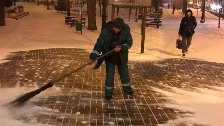 Сніг накрив Київ — 264 спецмашини розчищають магістралі, мости й пішохідні зони