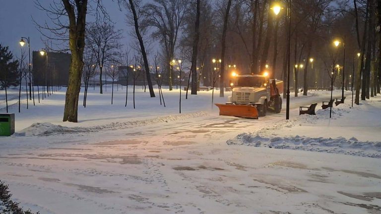 У Києві 417 одиниць техніки і понад 4 тисячі працівників КМДА розчищають сніг