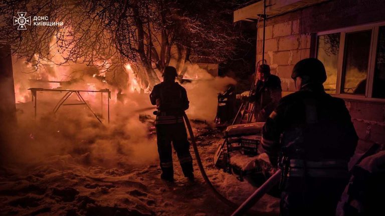 Після атаки на Київщину рятувальники приборкували пожежі в трьох районах